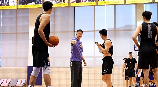 开云体育网站-包含广东宏远队备战挑战四川队，誓要力争夺冠的词条