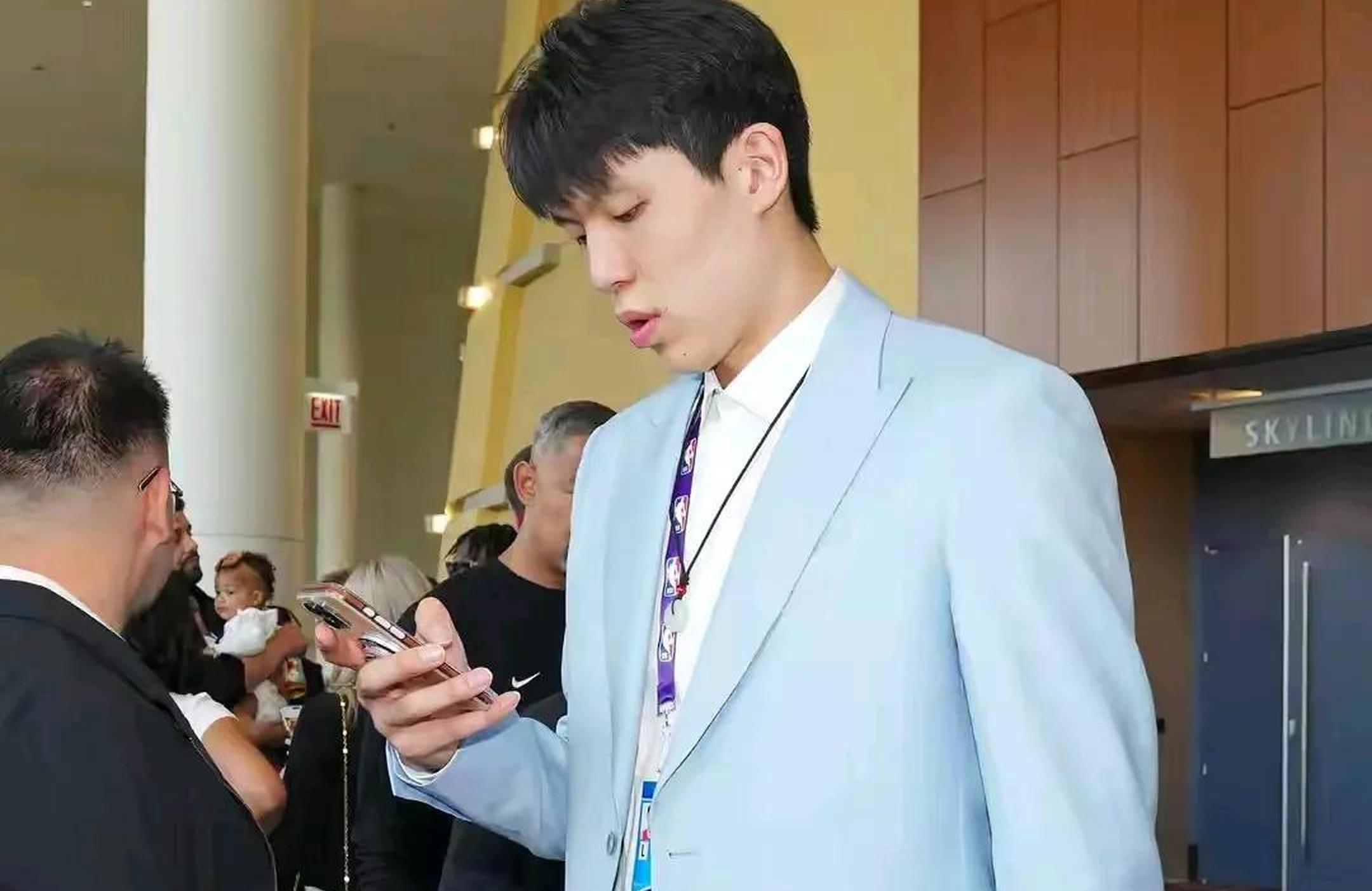 聊到小杨了？转播画面给到比卢普斯和杨瀚森的简单介绍