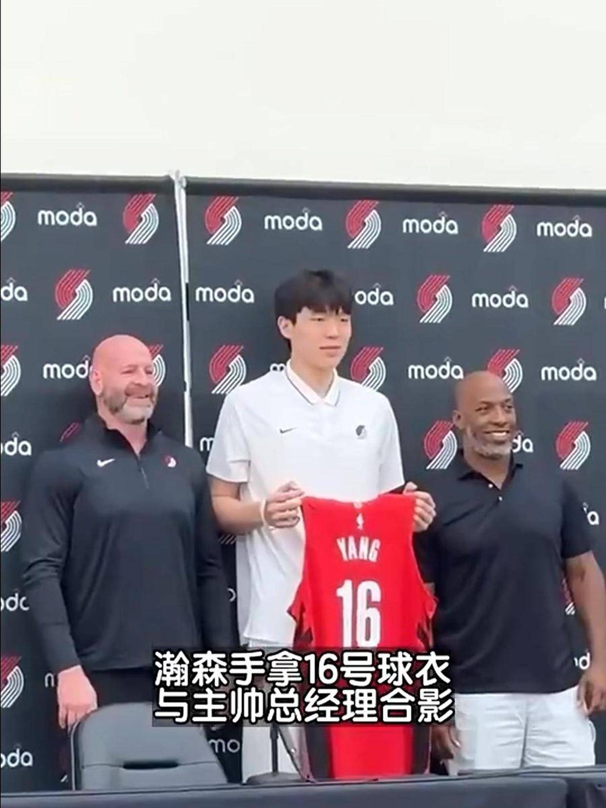 聊到小杨了？转播画面给到比卢普斯和杨瀚森的简单介绍