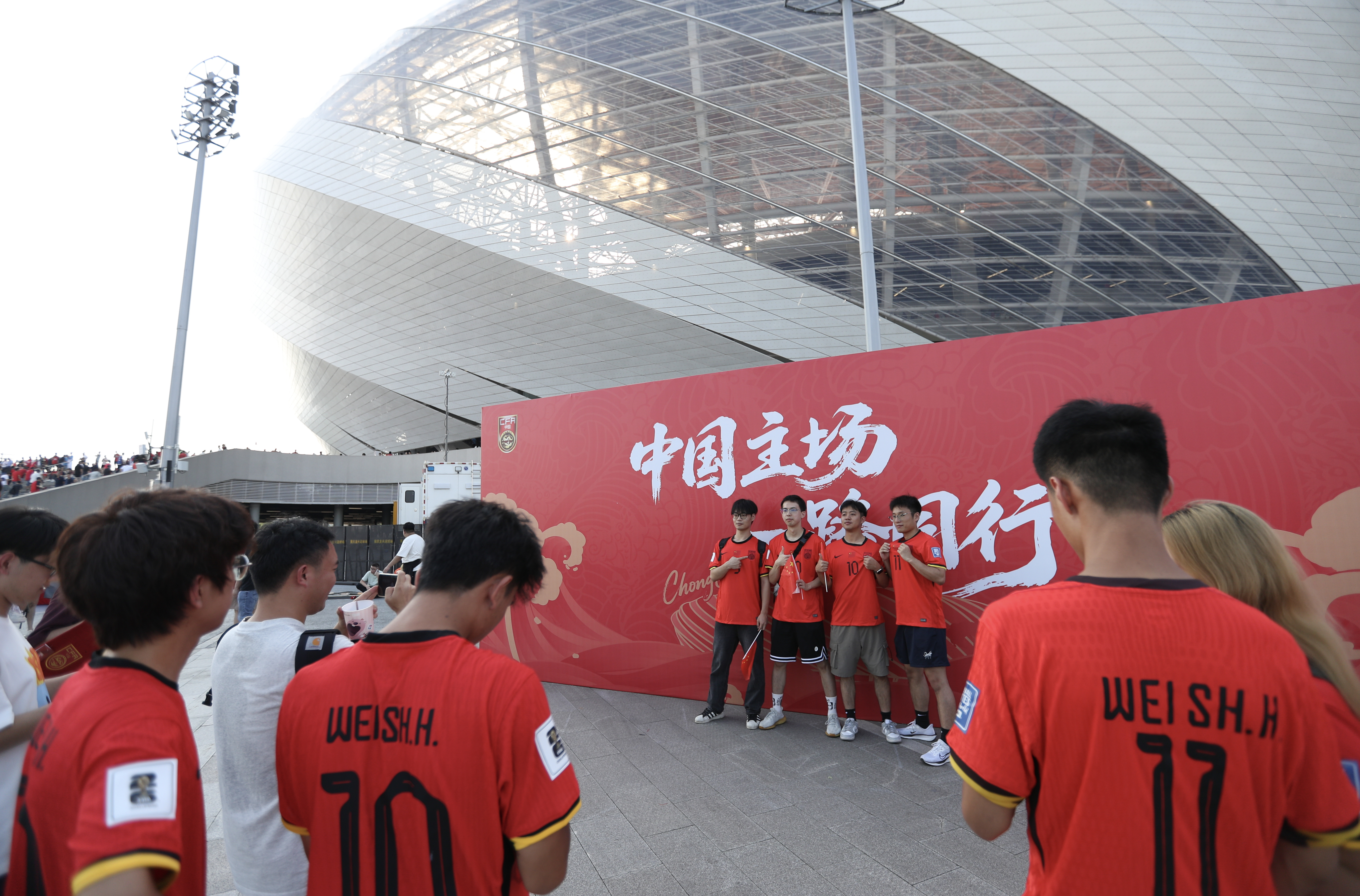 世预赛加油！国足今晚客场挑战巴林队