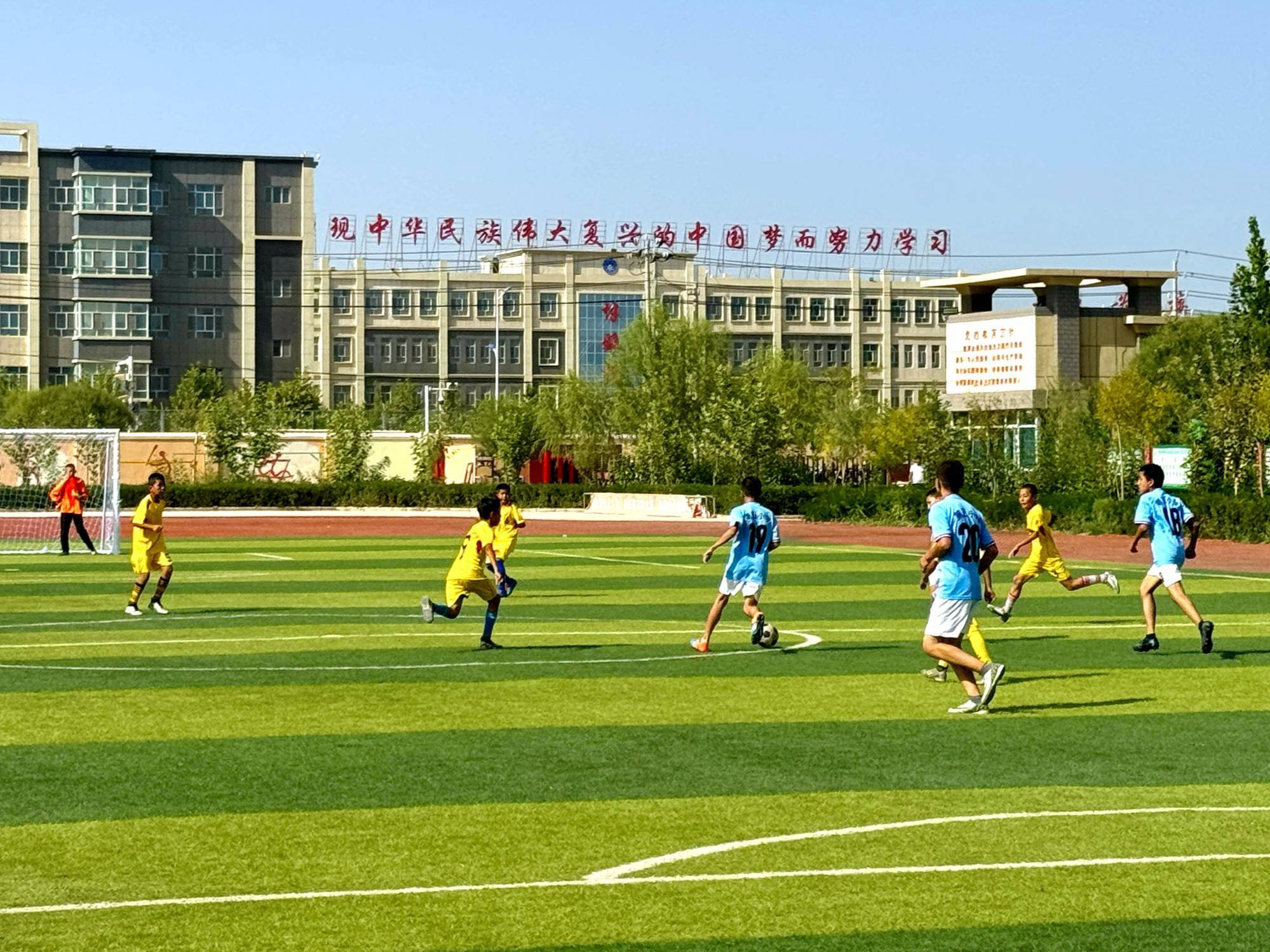 包含精彩比赛拉开帷幕，球员们斗志昂扬的词条