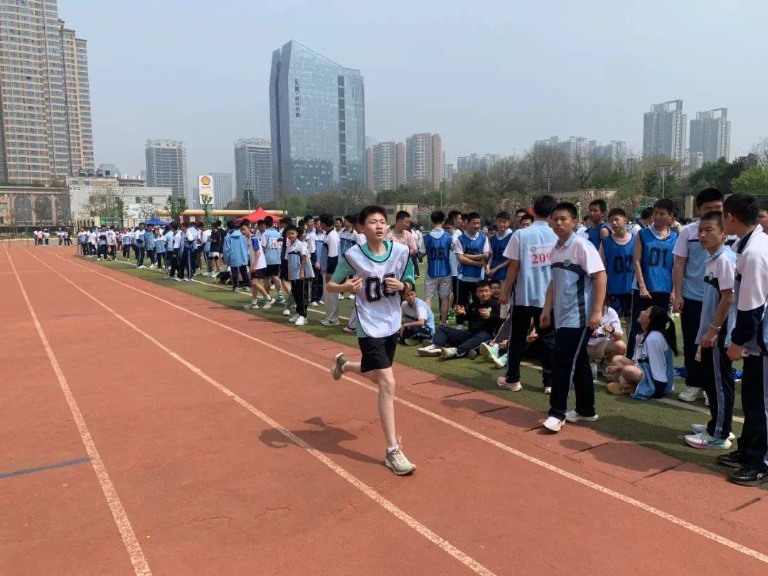 开云体育官网-体育精神凝结在比赛现场，感动人心